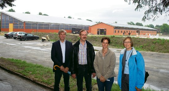 Vor der neuen Reithalle und dem Stall (v. l.): Ulrich Steuber, Dr. Reinhold Wenzlaff, Eva Maria Penzlin und Verena Boehnke. Foto: ehrich